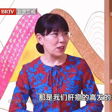 女子劈開(kāi)舊菜板滿是黃曲霉素：清理與預(yù)防方案