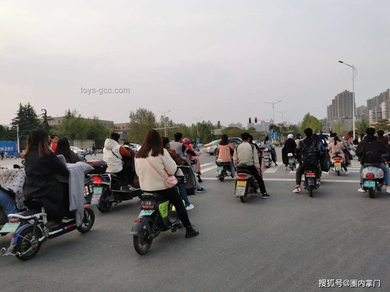 女子騎電動三輪闖卡強行上高速：一場驚心動魄的教訓
