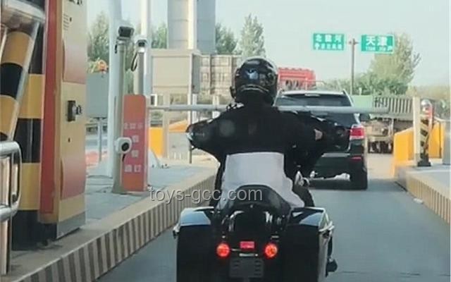 女子騎電動三輪闖卡強行上高速：一場驚心動魄的教訓