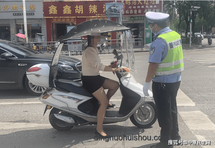 女子騎電動(dòng)三輪闖卡與合法上高速行為對(duì)比分析