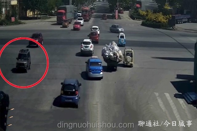 女子騎電動(dòng)三輪闖卡與合法上高速行為對(duì)比分析