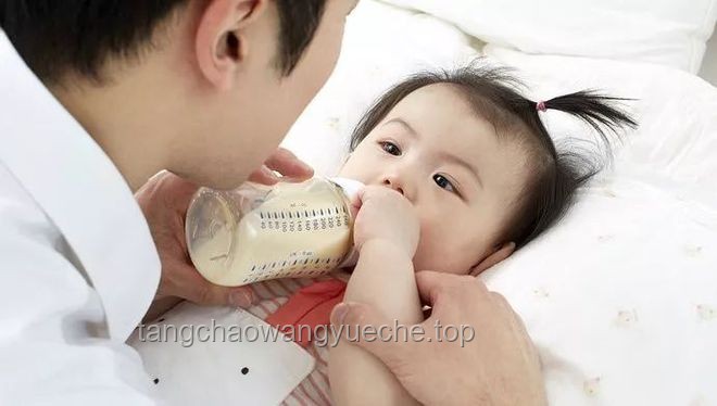 奶爸表演熱：揭秘奶爸們?yōu)榧彝セ顒?dòng)的賣(mài)力投入
