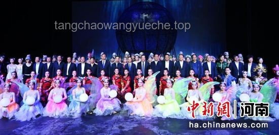雨中守護(hù)啟創(chuàng)新：雜技家庭的跨界靈感秀