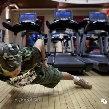 92歲奶奶堅持俯臥撐，展現(xiàn)驚人活力與健康