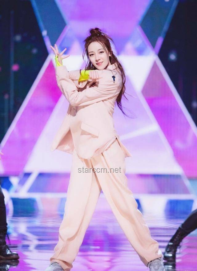 12秒感受迪麗熱巴與明媚美的獨(dú)特魅力對比