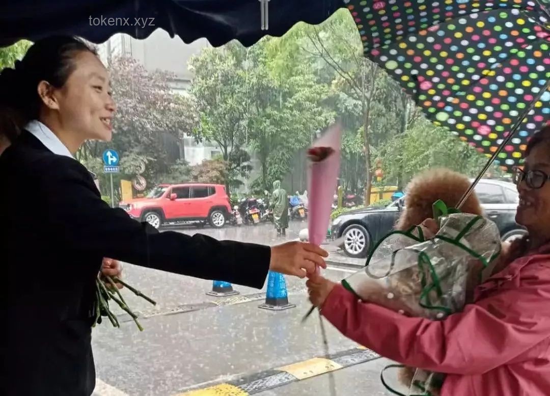偉大母愛VS個(gè)人犧牲：雨中撐傘行為的對(duì)比分析