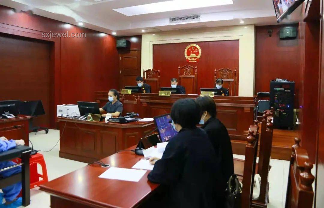 何秋亊直播間開噴粉絲事件前后對比分析
