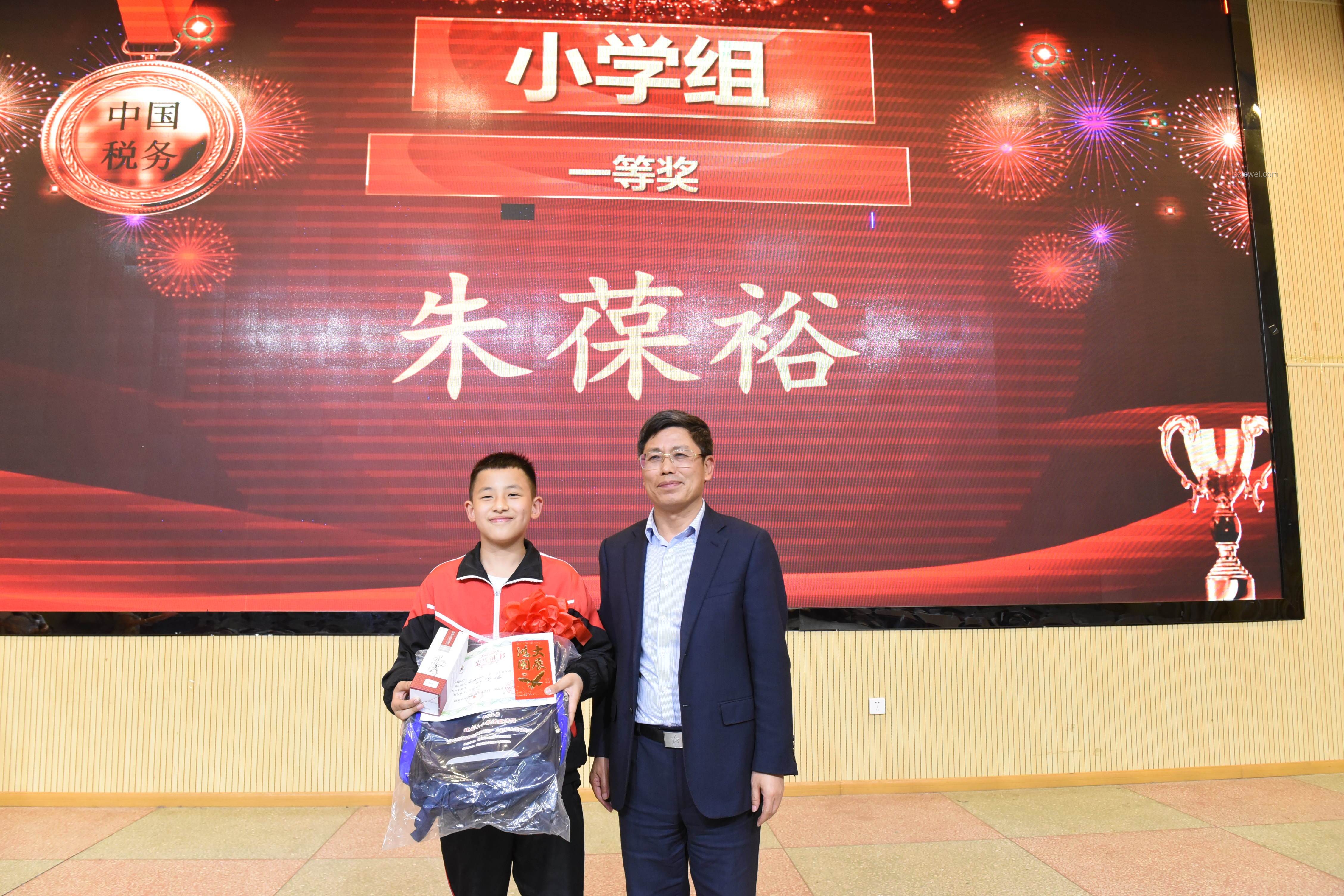 何秋亊直播間開噴粉絲事件前后對比分析