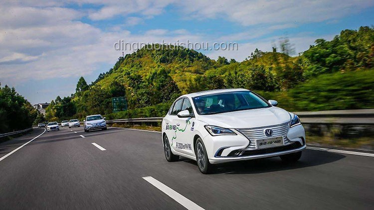 電動(dòng)汽車 vs 燃油車：性能與環(huán)保對(duì)比分析