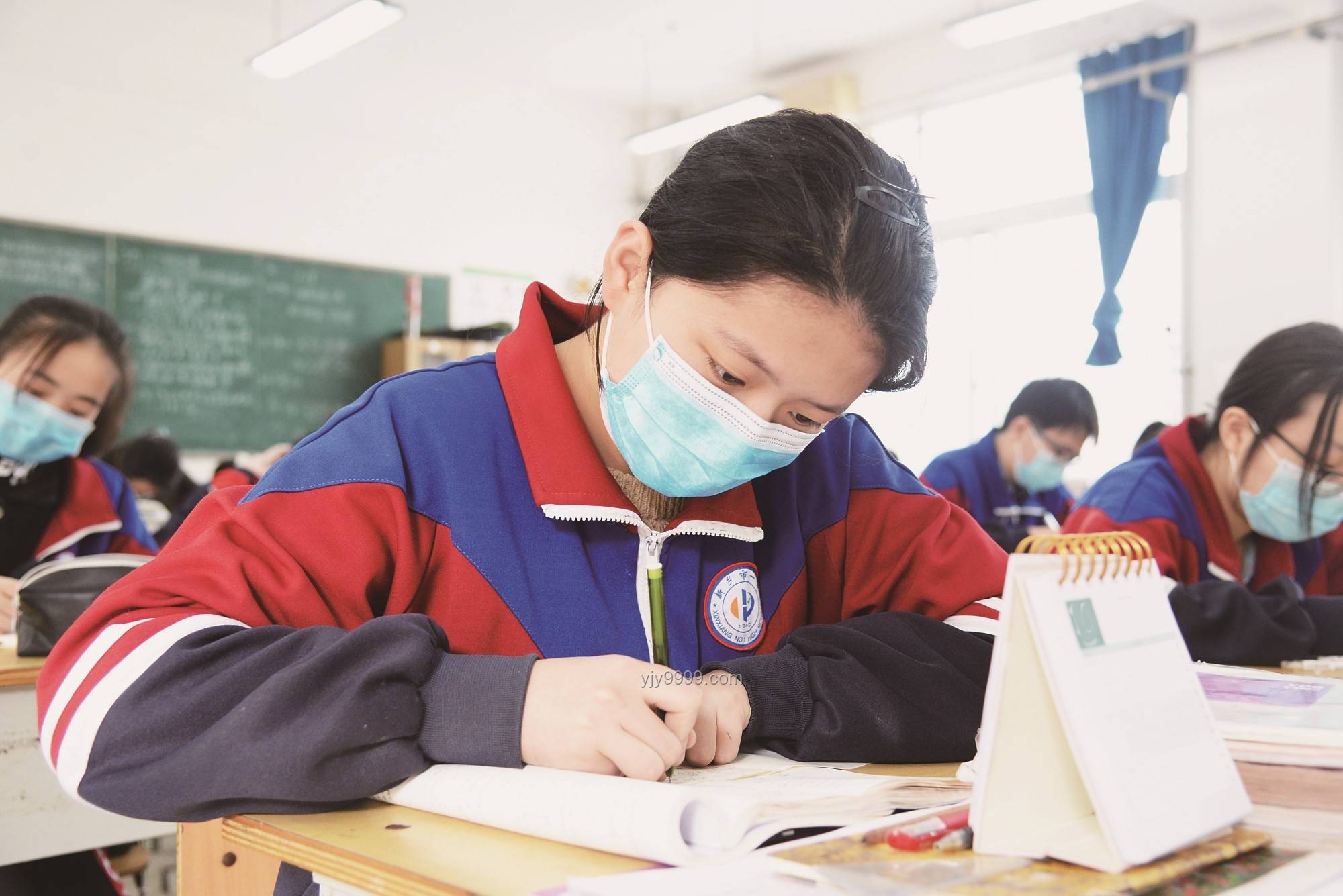 高三班主任送第一屆學(xué)生畢業(yè)落淚：情感與責(zé)任的交織