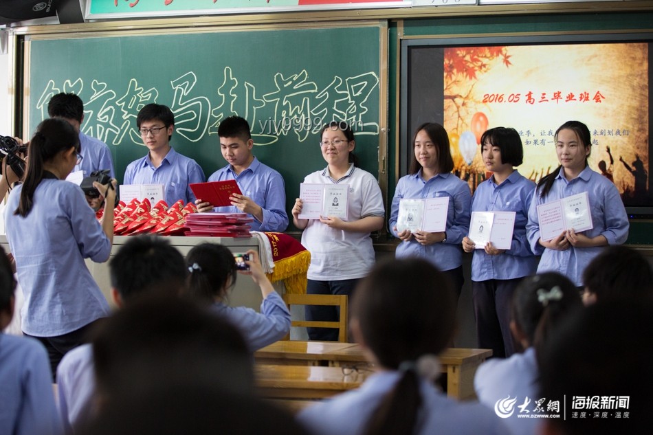 高三班主任送第一屆學(xué)生畢業(yè)落淚：情感與責(zé)任的交織