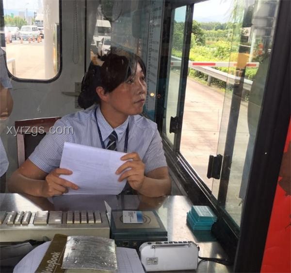 女司機(jī)求助水泡奶，男收費(fèi)員迅速響應(yīng)解決方案