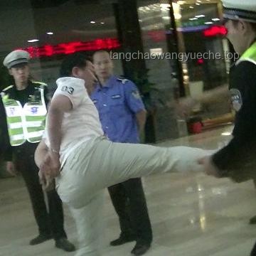 女網(wǎng)紅違停耍橫，跳上警車終被拘：一時沖動，終身教訓