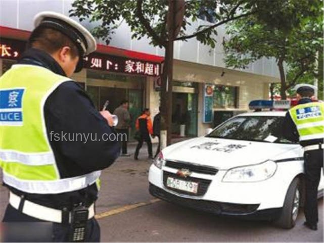 女網紅違停抗拒執(zhí)法跳警車，法律嚴懲不貸
