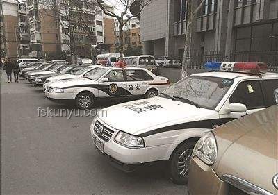 女網紅違停抗拒執(zhí)法跳警車，法律嚴懲不貸