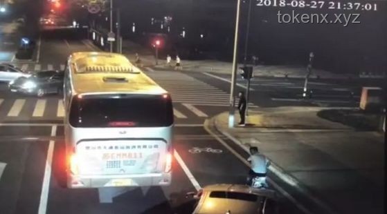 男子撿“車屁股”全網(wǎng)尋主，車主感激回應(yīng)