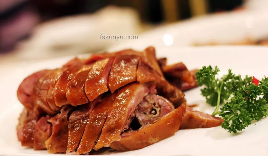 巴黎世家“北京烤鴨”包購買指南：奢華與美食靈感的碰撞