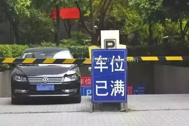 游客飯店門口停車遭暴力沖突：當(dāng)?shù)鼗貞?yīng)與深度分析