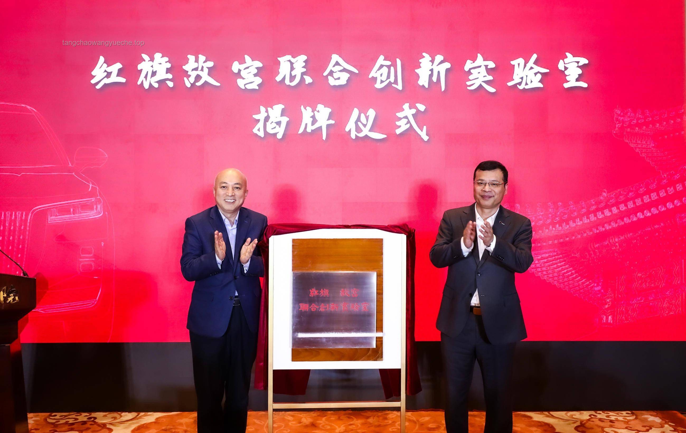 紅旗袍下的教育創(chuàng)新：答疑送考，跨界啟迪