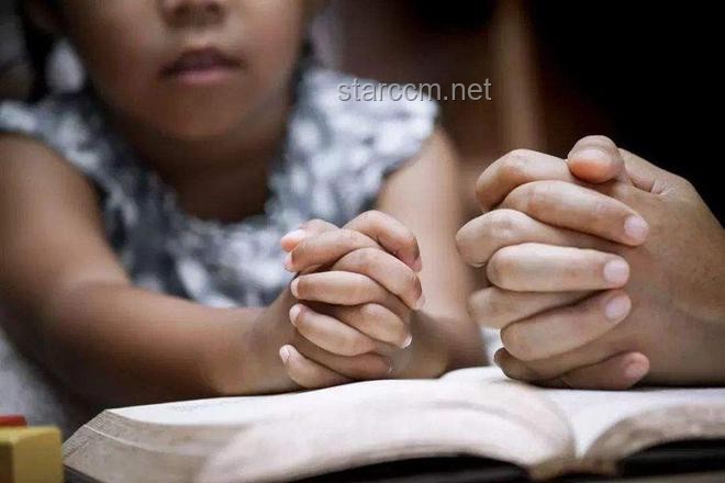 抑郁癥少年面對(duì)批評(píng)無助，如何與孩子“站在一起”？