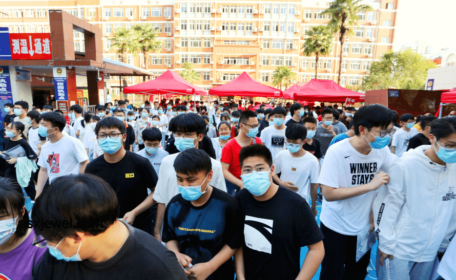 曾高考16次的唐尚珺考場外加油現(xiàn)象解析