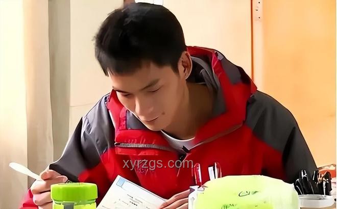 曾高考16次的唐尚珺：執(zhí)著背后的教育選擇與人生啟示
