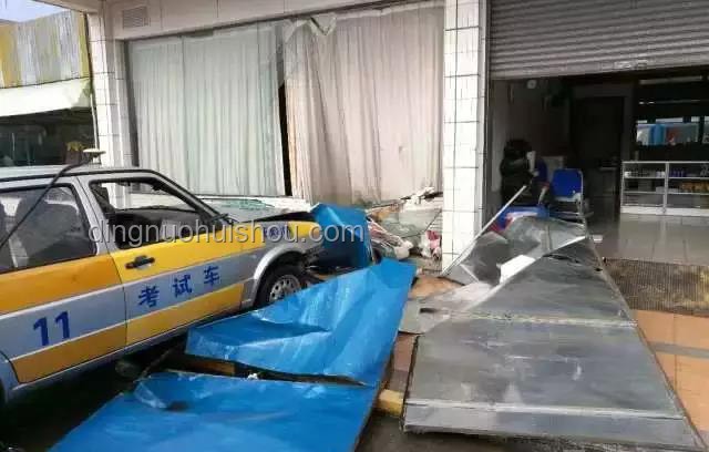 小伙第一個(gè)沖出考場，交警暖心贈(zèng)小熊??