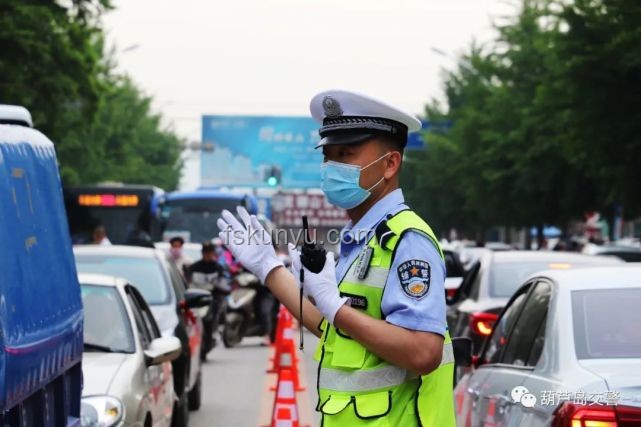 小伙第一個沖出考場，交警溫馨贈小熊：考試心態(tài)調(diào)整之旅