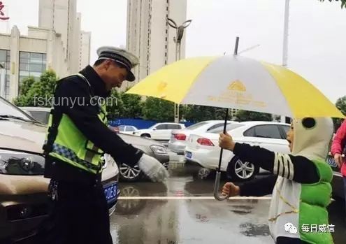 小伙第一個沖出考場，交警溫馨贈小熊：考試心態(tài)調(diào)整之旅