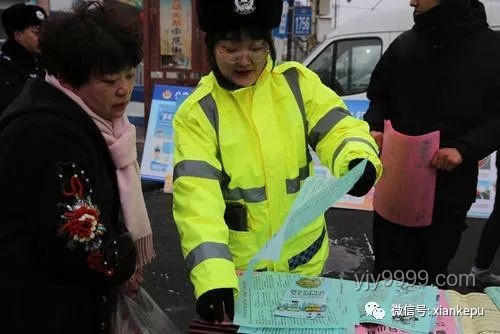 小伙第一個沖出考場，交警暖心贈送小熊：教育激勵與社會心理解析