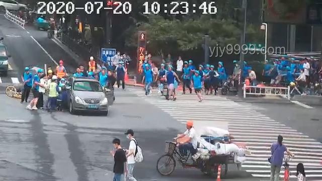 小伙第一個沖出考場，交警暖心贈送小熊：教育激勵與社會心理解析