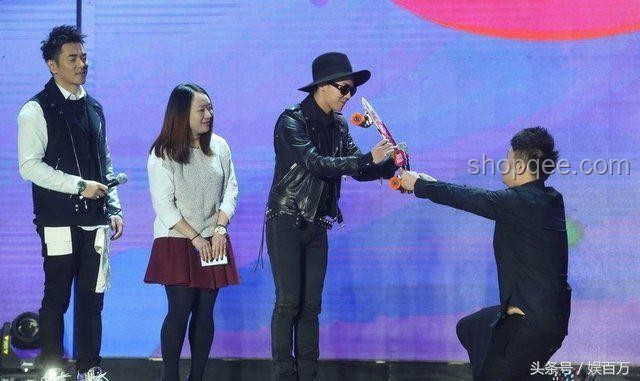 王思聰帶多位美女看權(quán)志龍演唱會(huì)：一場(chǎng)奢華追星記