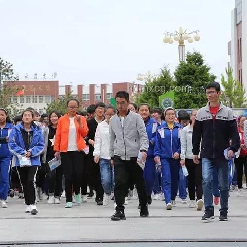 高考考場外全國統(tǒng)一動作：那些陪伴與守望的瞬間