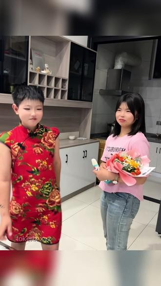 顯眼包弟弟穿紅綠色旗袍助考姐姐解決方案