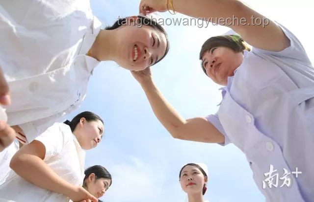 已護(hù)考10年女警為女兒護(hù)考：傳承與責(zé)任的力量