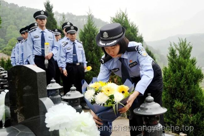 已護(hù)考10年女警為女兒護(hù)考：傳承與責(zé)任的力量