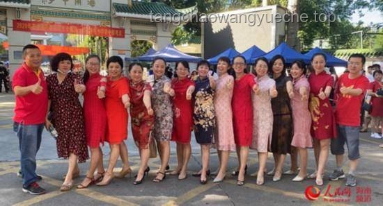 老師穿紅旗袍送考VS常規(guī)送考方式