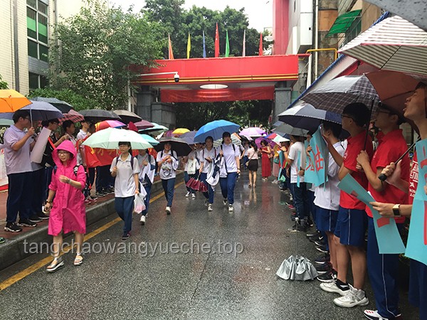 老師穿紅旗袍送考VS常規(guī)送考方式