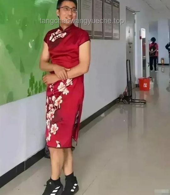 老師穿紅旗袍送考VS常規(guī)送考方式