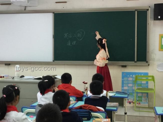 老師穿狀元服與考生擊掌送祝福：教育儀式感的創(chuàng)新實踐
