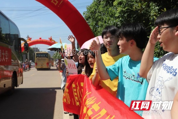老師穿狀元服與考生擊掌送祝福實施方案
