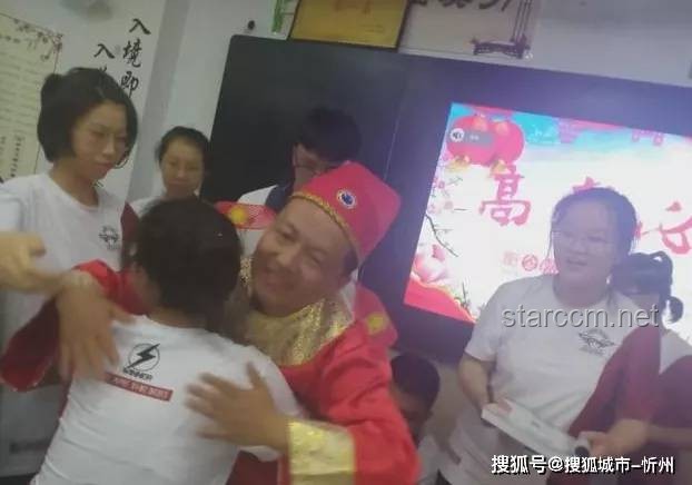 老師穿狀元服與考生擊掌送祝福：考前激勵(lì)的溫馨記憶