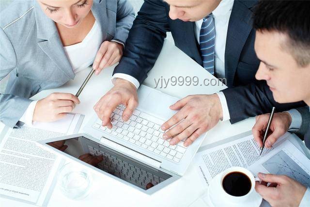 瞬間認(rèn)清人性的復(fù)雜：小張的職場轉(zhuǎn)變案例