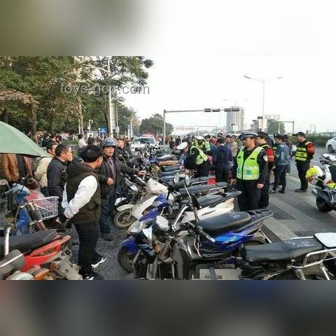 紅綠燈路口電動(dòng)車(chē)停車(chē)線(xiàn)前違規(guī)心態(tài)解析與應(yīng)對(duì)指南