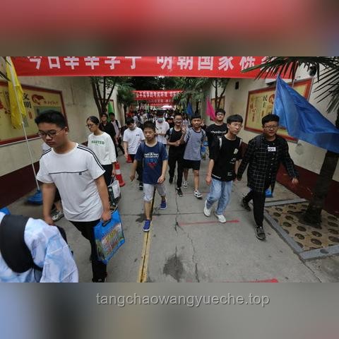 男生第1個(gè)出考場，手機(jī)狂拍家長：那一刻的溫情與成長