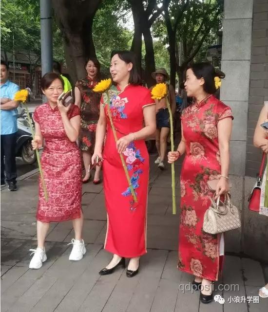 穿紅旗袍拿向日葵的送考父親爆紅網(wǎng)絡(luò)