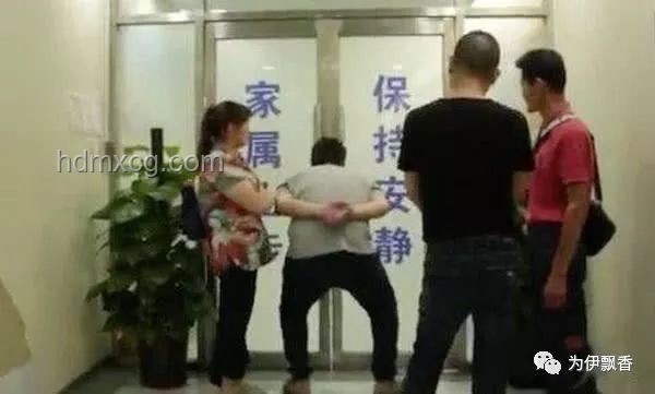 考場外趣事：男生考完急尋媽媽，背后心理揭秘