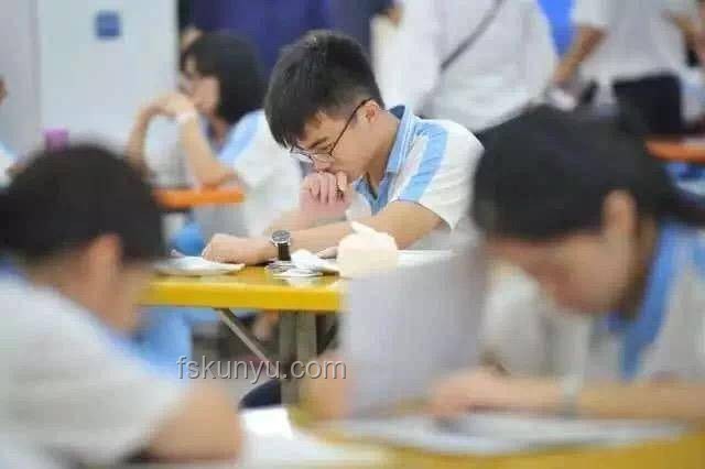 考場(chǎng)外的焦急：男生第一句竟是“找不著媽媽了”??