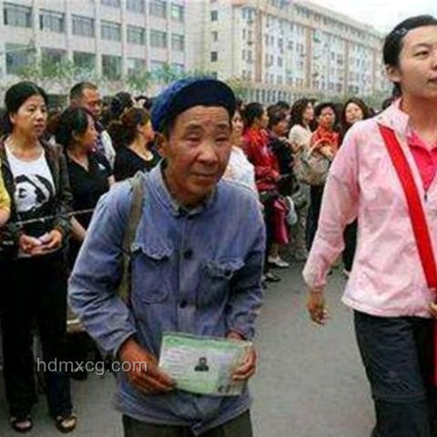 “高考釘子戶”梁實(shí)第29次高考的社會(huì)現(xiàn)象剖析