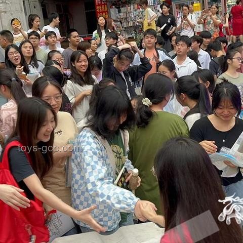 送考這一幕太暖了：社會溫情與教育關(guān)懷的深度剖析